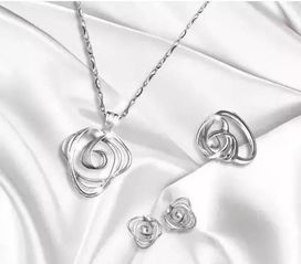 佩戴珠寶首飾，讓您美麗一夏